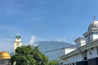 Puncak Gunung Karang
