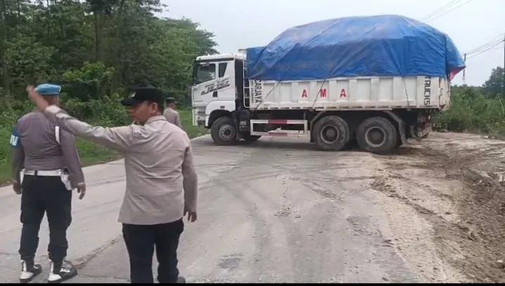 Langgar Jam Operasional, Dump Truk di Jawilan Dipaksa Putar Balik 1 dump truk