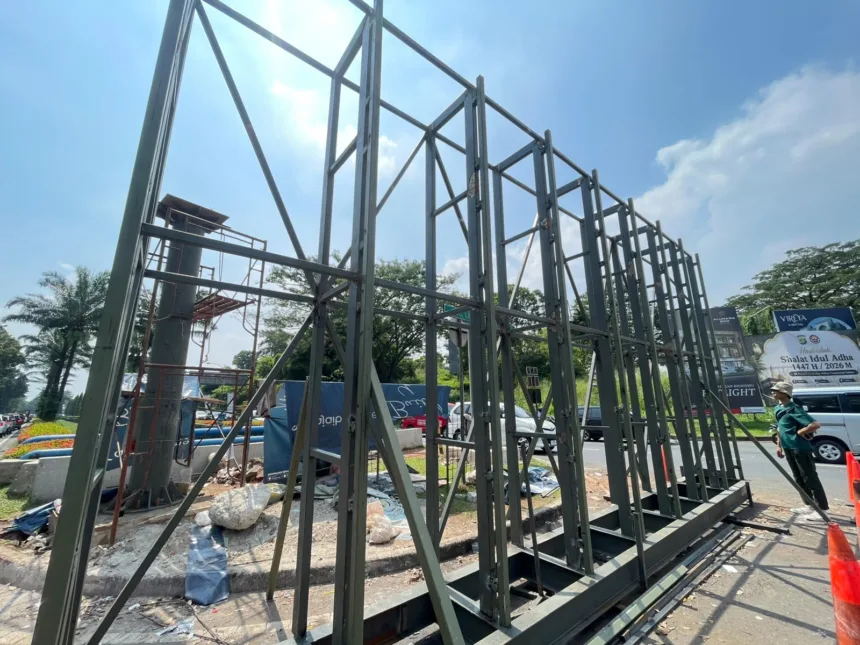 Ada Bangunan Reklame Besar di Median Jalan Letnan Sutopo Tangsel, Ilegal? 1 Jalan Letnan Sutopo