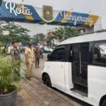Parkir liar di Jalan HOS Cokroaminoto Larangan Tangerang