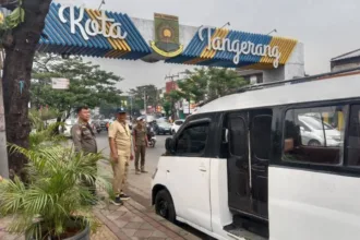 Parkir liar di Jalan HOS Cokroaminoto Larangan Tangerang