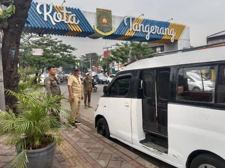 Parkir liar di Jalan HOS Cokroaminoto Larangan Tangerang