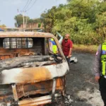Pikap terbakar