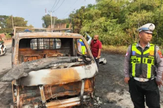 Pikap terbakar
