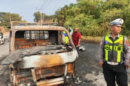 Pikap terbakar