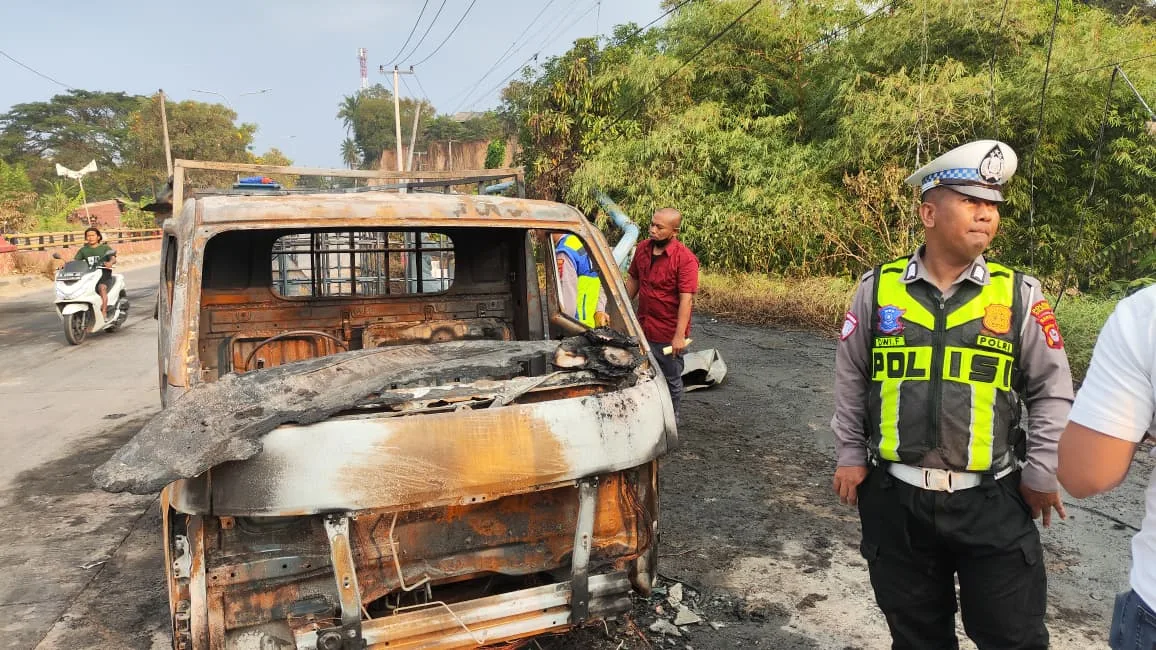 Pikap terbakar