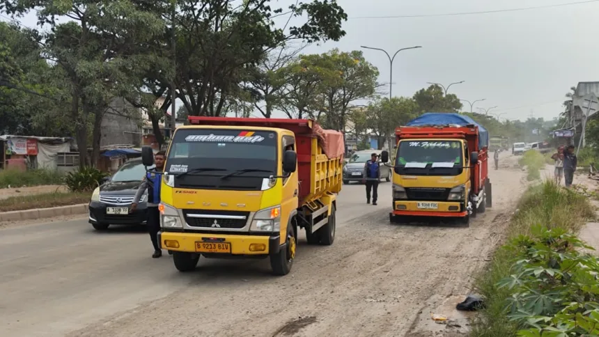 Pemkot Cilegon Rancang Kantung Parkir untuk Truk Tambang di Kawasan JLS 1 truk tambang