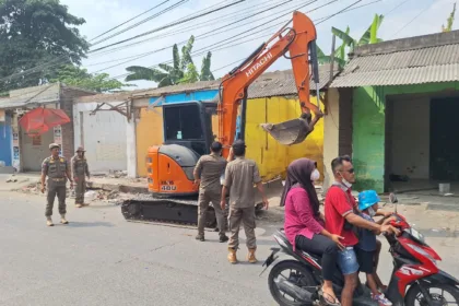 Bangunan liar di Bojonegara