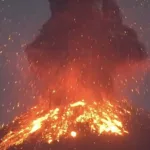 Ilustrasi erupsi gunung anak krakatau