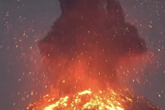 Ilustrasi erupsi gunung anak krakatau