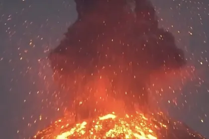 Ilustrasi erupsi gunung anak krakatau