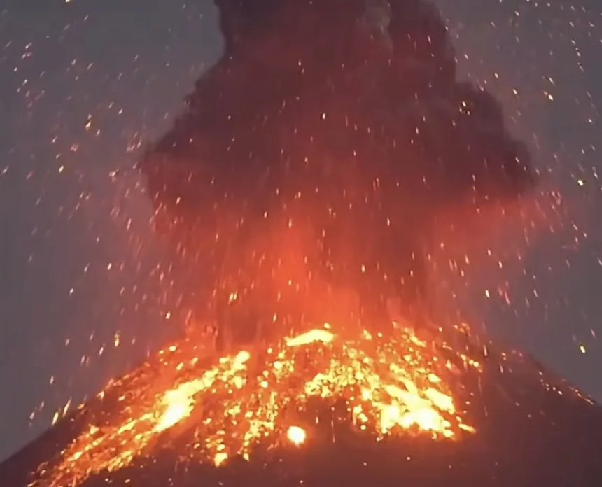 Ilustrasi erupsi gunung anak krakatau