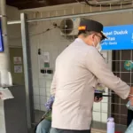 Polsek Ciputat Timur Bagikan Masker Abu Vulkanik Gunung Anak Krakatau