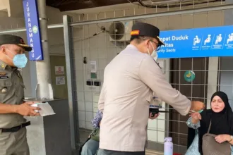 Polsek Ciputat Timur Bagikan Masker Abu Vulkanik Gunung Anak Krakatau